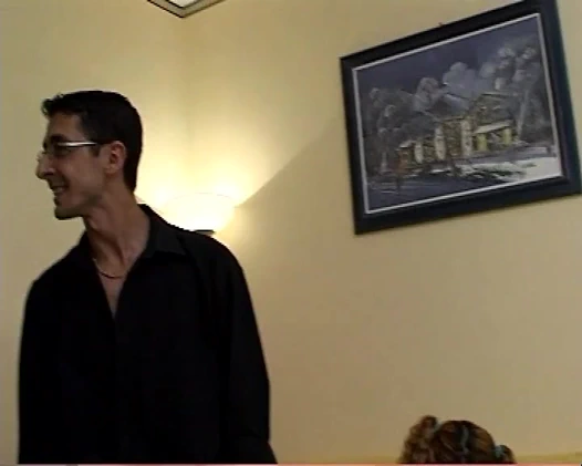 Aç bir sicilyalı sürtük üç adamla sikişiyor