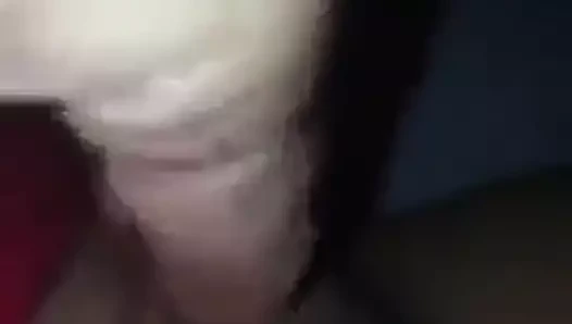 Kızım benim kedimle oynuyor