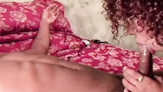 Siyah güzellik onu yuvarlak kıçını dövülerek doggystyle alır