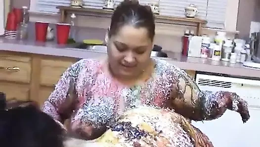 Şişman ve iri güzel latinler mutfakta vücutlarında losyon kullanıyor