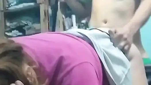 Götünü emiyor, cep telefonuyla kayıt yaparken onu domaltarak sikiyorum