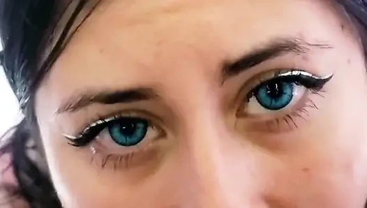 Çok azdı ve benden boşalana kadar bana sakso çekti.