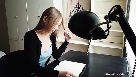 Seksi sarışın sekreter Luise önde gelen göğüs dekoltesi videosu