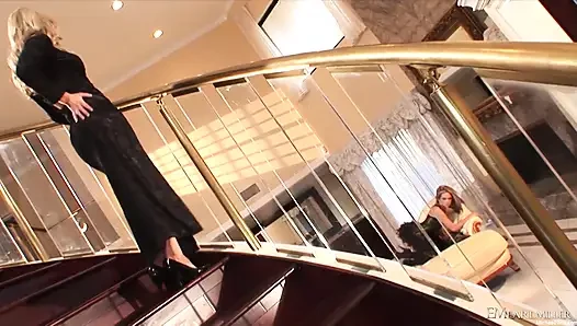 Jenny Hendrix ucundan öğürene kadar kalın bir yarağı gırtlağına kadar alıyor!