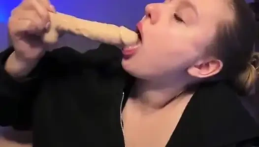 Jucielussie Deepthroat and cumming close up