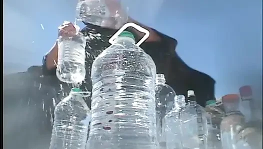 İki hatun açık havada oral ve anal seksin tadını çıkarıyor ve dölle doluyor