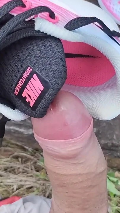 Nike Zoom Pegasus spor ayakkabısıyla açık havada fleshlight ile sikişiyor ve içine boşalıyor | Klip 1