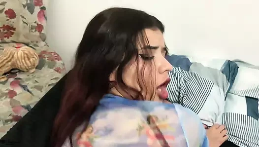 Dört ayak üstünde ateşli büyük götlü latin büyük bir yarakla sikiliyor - porno