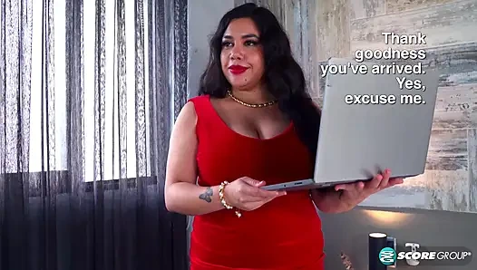 İri göğüslü adam ve büyük memeli bebek