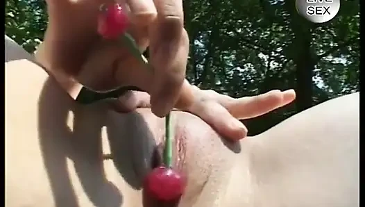 Güzel Alman piliç açık havada zevk alıyor