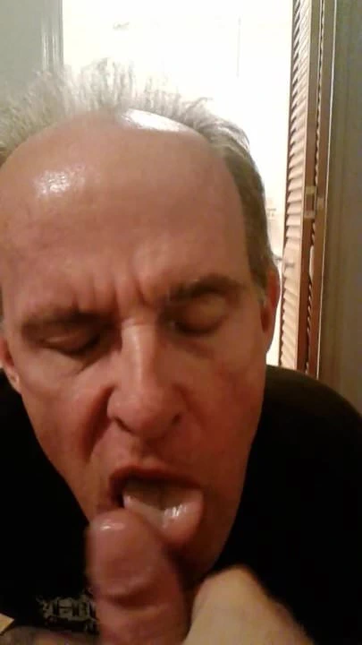 Parti çocuğu biseksüel sürtük yarak emiyor