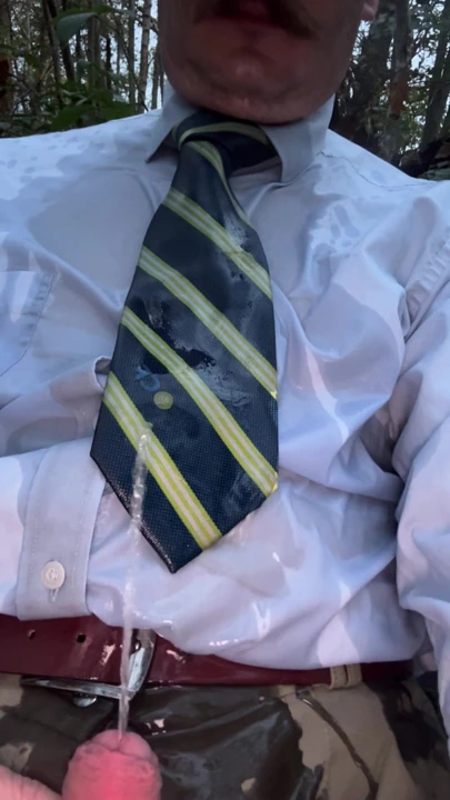 İbne kendi üzerine işiyor