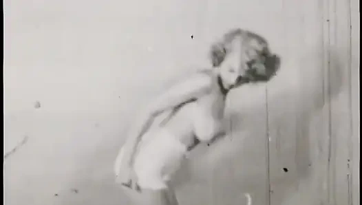 Ateşli klasik orta yaşlı seksi kadınlar şehvetli soyunuyor