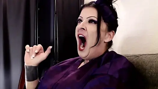 Orta yaşlı seksi kadın esneme sohbeti