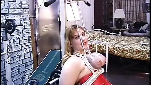 Göğüsleri ve elleri iple bağlı