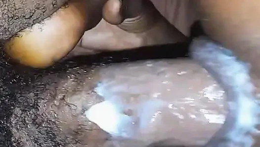 Minyon zenci genç kız kremsi amcığını büyük zenci yarağı tarafından sert siktirmek için üniversiteyi atlıyor