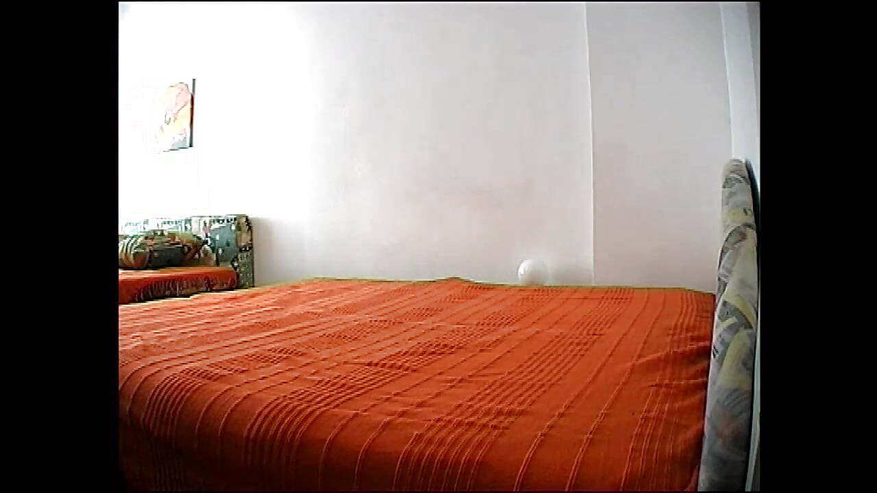 Küçük memeli sıska orta yaşlı seksi kadın büyük amatör yarakla sikiliyor ve amına boşalıyor