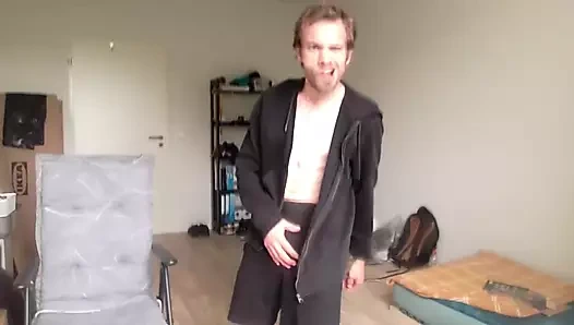 Aptal erkek kardeş misafir odasında deli gibi sakso çekiyor