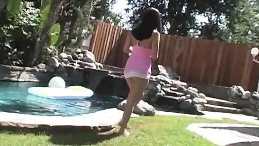 Yüksek sesle inleyen genç esmerle bakış açısı sikişi ve yüze boşalma