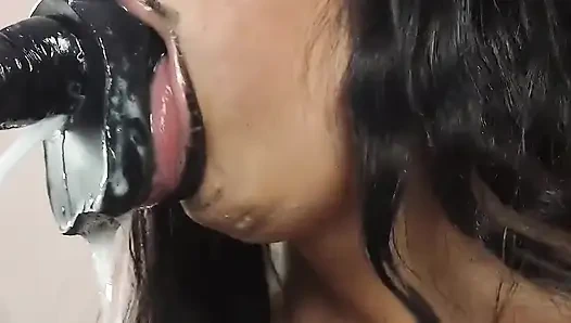 Sert ıslak gırtlağına kadar dildo