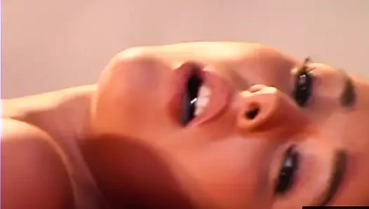 Kaslı adam oral seks yapıyor ve sonra esmeri domaltarak sikiyor