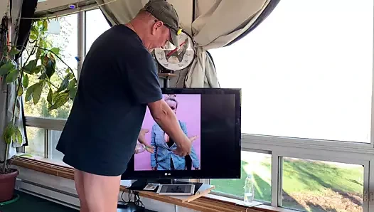 Büyük memeli cheryl gülümsüyor!