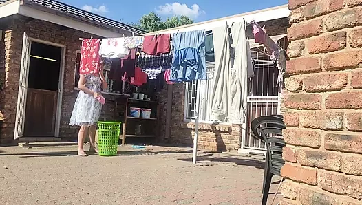 Evli kadın açık havada komşuyla sikişiyor