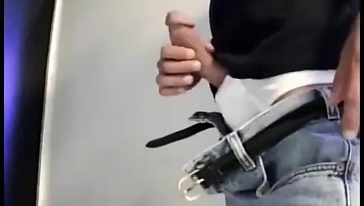 Adam banyoda oral seks yapıyor ve değersiz fahişeyi parmaklıyor