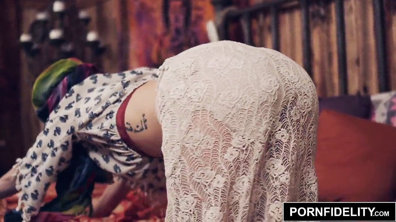 Pornfidelit - esnek yoga ucube arya faye horoz seviyor