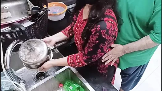 Pakistanlı güzel hizmetçi işte meşgulken mutfakta sikiliyor