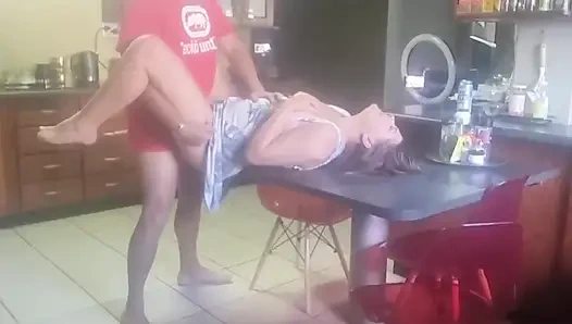 Kayınbirader mutfak masasında yüksek sesle inletiyor