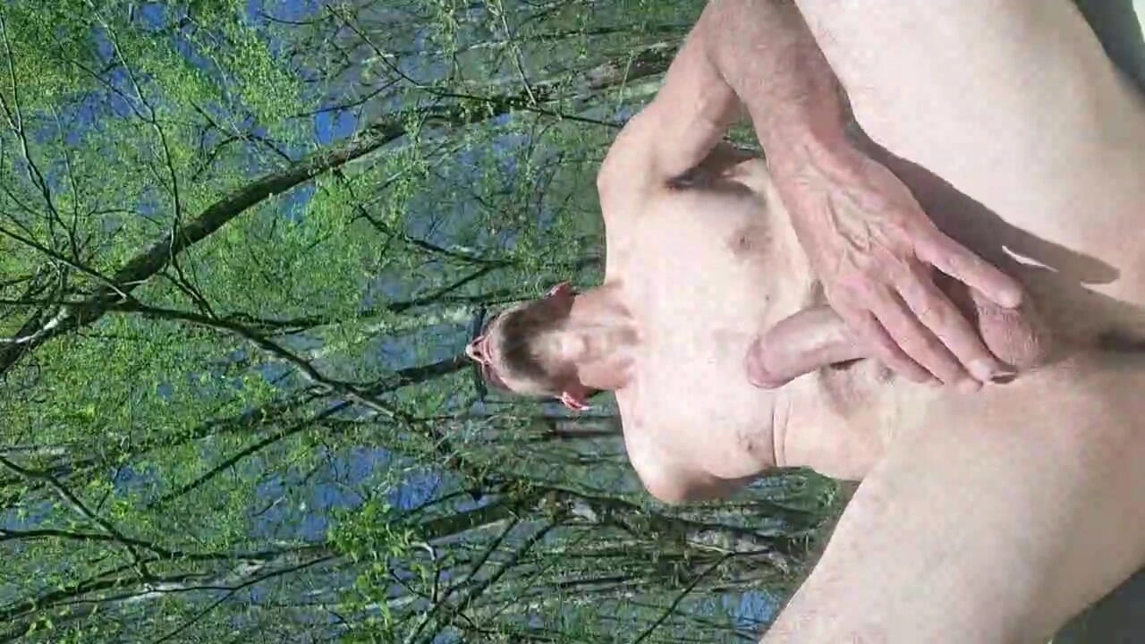 Ormanın ortasında çıplak