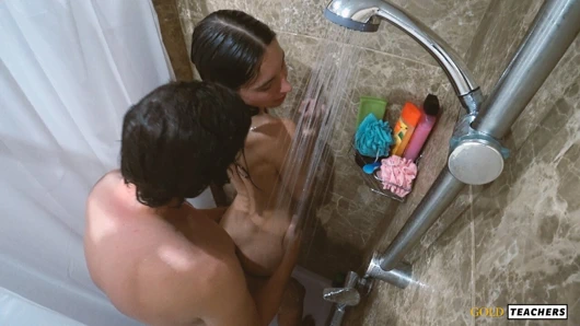 Çok çekici komşu duş almak istedi ve onunla gitmeme izin verdi