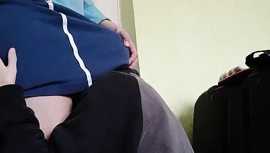 İki komşu lezbiyen oldukları gerçeğini saklıyor