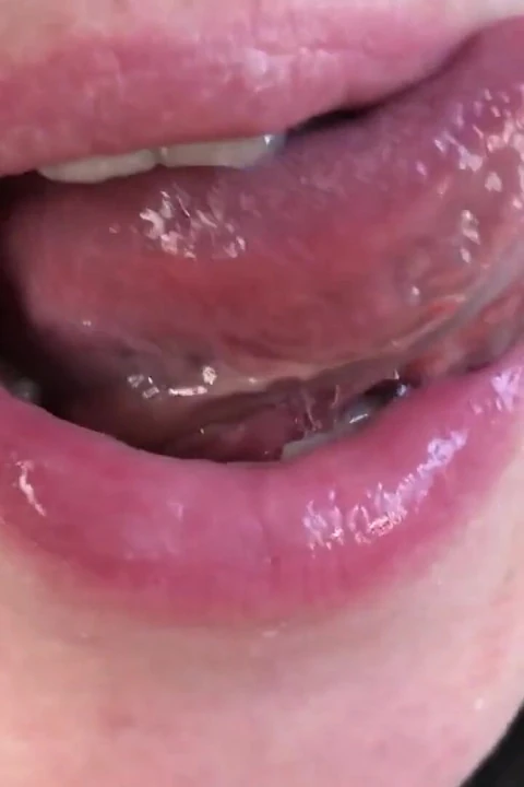 Güzel bir öğretmen öğrencilere saksonun ne olduğunu gösteriyor ve ağzına boşaltıyor. Close.
