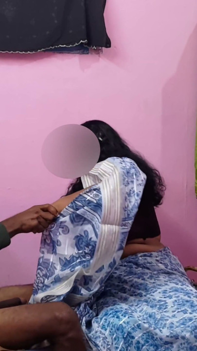 Yatak odasında telefonumda porno izliyorum ve penisimi elimde tutuyordum. Tamil teyze Bavana şok oldu | Klip 1