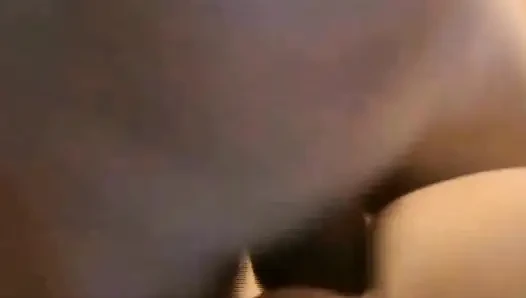 Fransız amatör orta yaşlı seksi kadın motel odasında sikiliyor ve dölleniyor