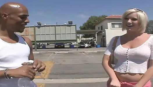 Genç amcığın inanılmaz sulu aşk kutusu büyük yarakla sikişmek için geniş açık bekliyor