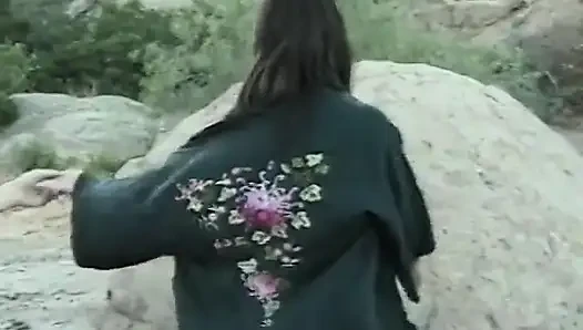 Şehvetli esmer hatun sahilde hunk'un aletine biniyor