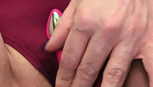 Genç erkek avcısı orta yaşlı seksi kadın lush mini kullanarak külotunu sırılsıklam ediyor