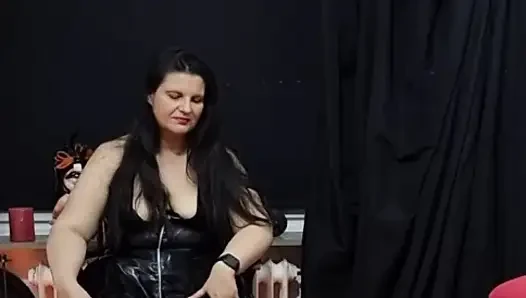 İri güzel orta yaşlı seksi kadın domina aptal köleyi terli ayaklarına tapmaya zorluyor - ayak fetişi aşağılama