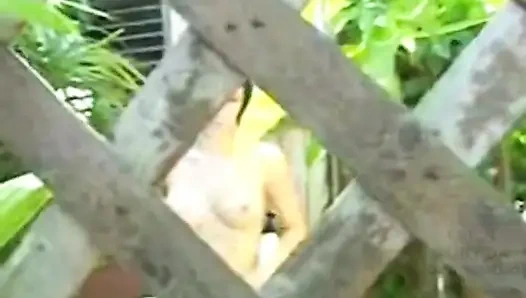 Sevimli genç allie duşta amcık mastürbasyonu açık havada