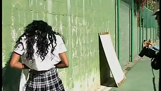 Güneş gözlüğü takan büyük yaraklı adam bu seksi kolejli kızla sikişiyor