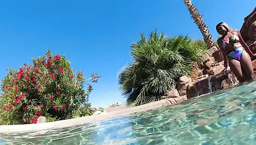 Havuzda ateşli lezbiyen ırklararası eğlence