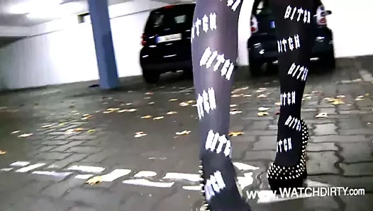 Blonde notgeile Schlampe fickt mit fremden auf Hotel