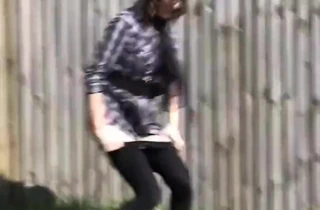 Olgun kadın pissing içinde kamu