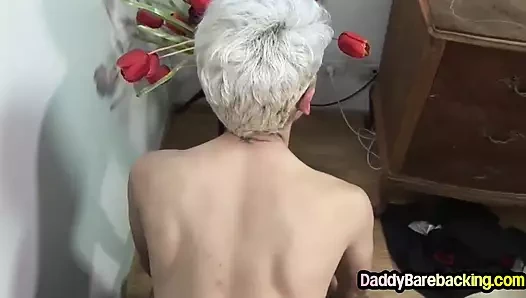 Sarı saçlı üniversiteli ikiz en iyi dilf tarafından sikiliyor