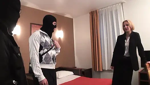 Louise Du Lac Iki Yabancı Tarafından