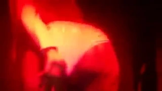 Büyük kız bir şampiyon gibi titriyor