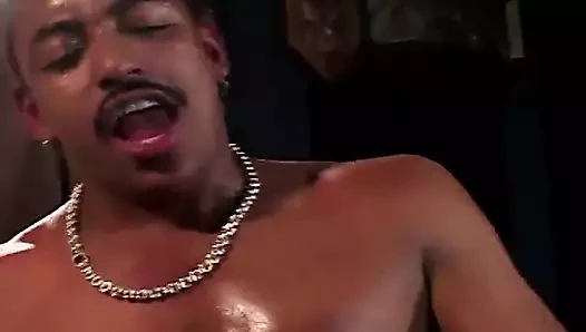 Muhteşem görünümlü ateşli genç kızlar sıkı göt deliklerini sert bir yarakla siktiriyor